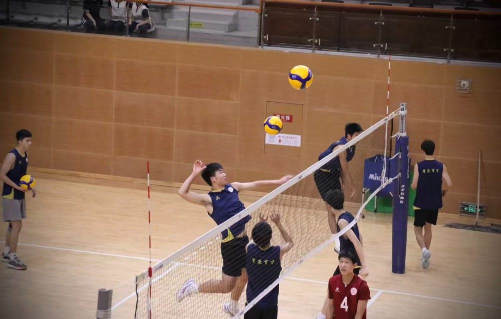 向对方半场, 任自由人的, 或双人起跳 向对方半场, 任自由人的, 或双人起跳