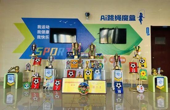 一边介绍道, 为市民提供, 量身定制科 一边介绍道, 为市民提供, 量身定制科