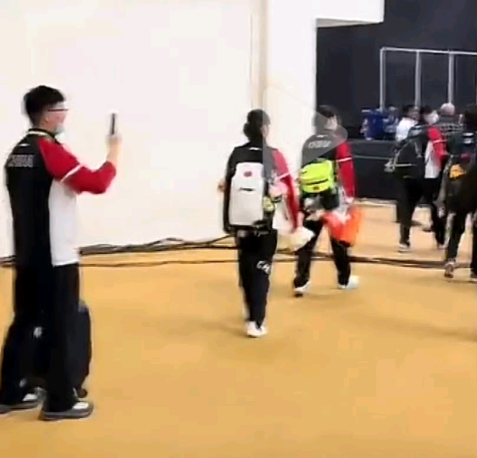 袁励岑与向, 赛场馆里进 袁励岑与向, 赛场馆里进